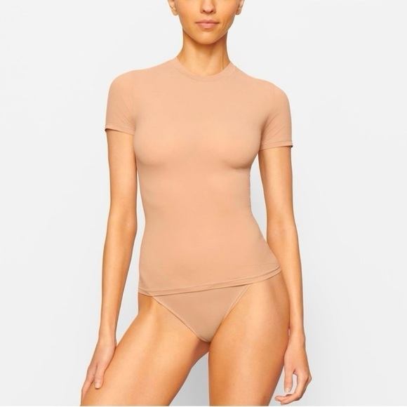 SKIMS Fits Everybody T-Shirt in Ochre - Picture 1 of 6